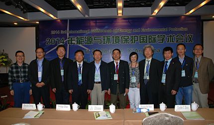 公司参会部分教师与参会部分专家合影.jpg
