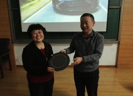 conew_赵吉经理赠送纪念品.jpg